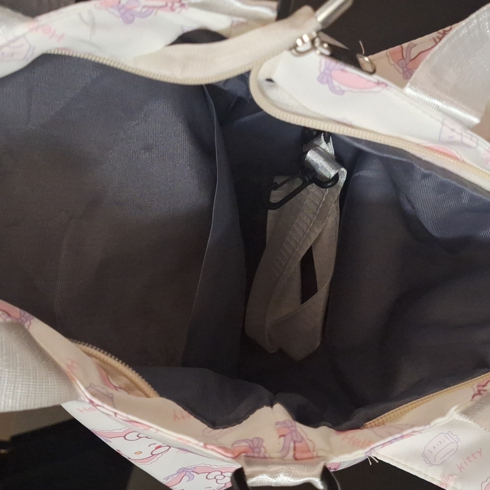 Hello Kitty Handbag - Picture 4 of 4
